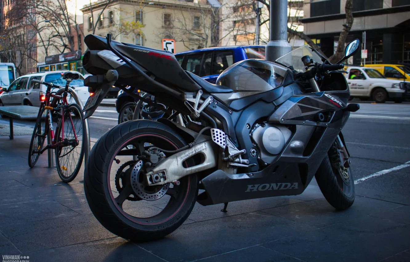 Фото обои чёрный, улица, honda, black, bike, хонда, supersport, cbr