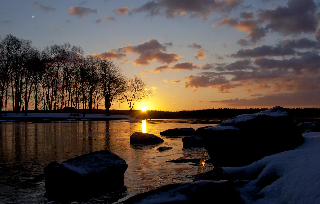 Фото обои лед, зима, солнце, снег, деревья, озеро, камни, рассвет