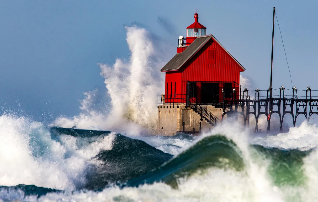 Фото обои волны, брызги, шторм, дом, маяк, пирс, США, озеро Мичиган