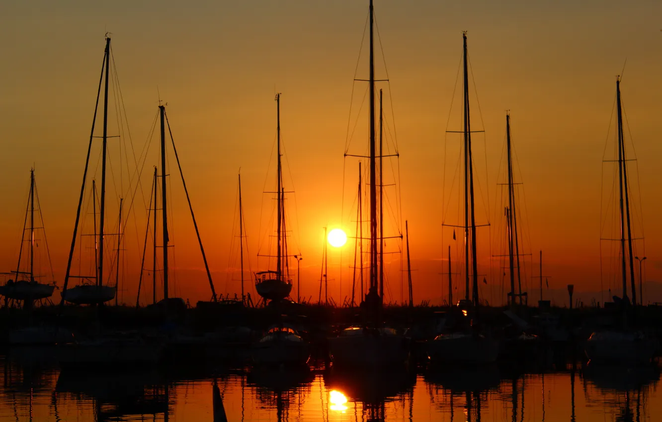 Фото обои солнце, закат, яхты, силуэты
