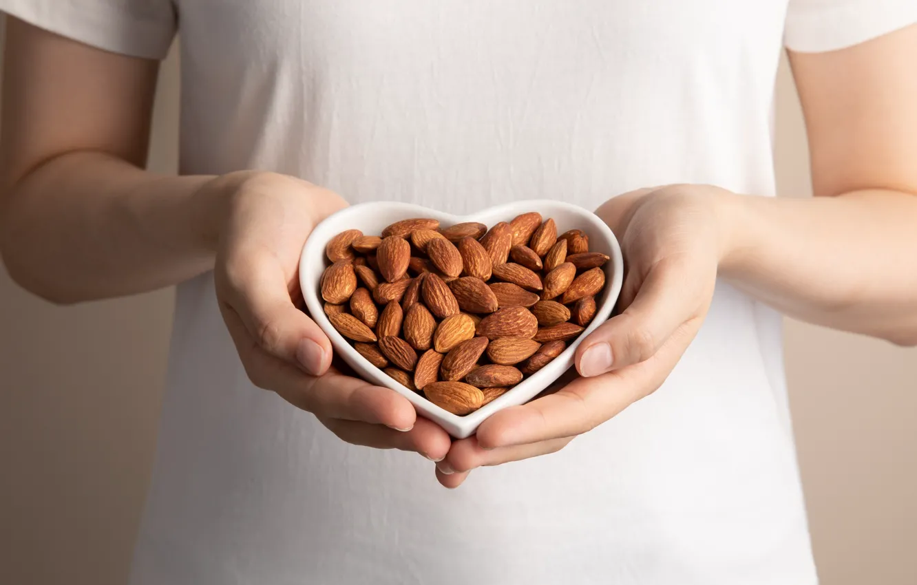 Фото обои Руки, День святого Валентина, Орехи, Nuts, Миндаль, Almonds, Чаша в форме сердца, Heart shaped bowl