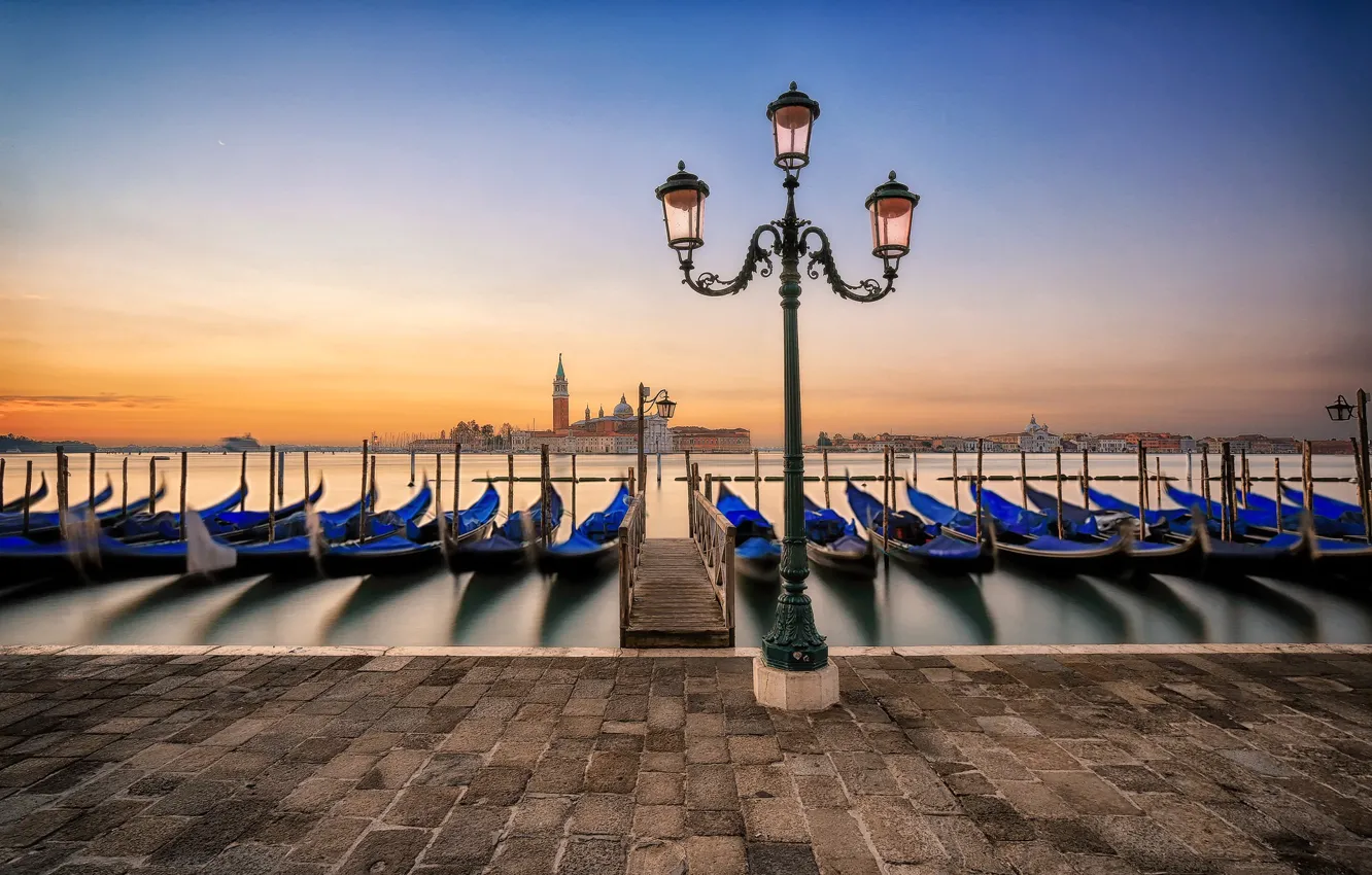 Фото обои рассвет, пристань, утро, Италия, фонарь, Венеция, лагуна, набережная