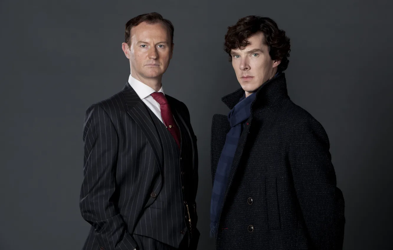 Фото обои взгляд, Шерлок Холмс, Бенедикт Камбербэтч, Sherlock, Марк Гэтисс, Майкрофт Холмс, Sherlock BBC, строгий костюм