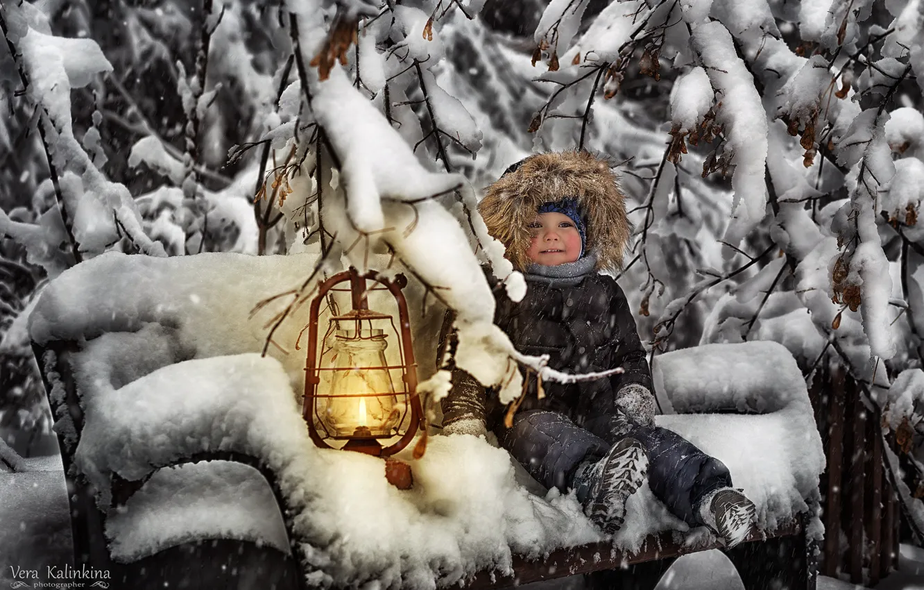 Фото обои зима, снег, улыбка, лампа, мальчик