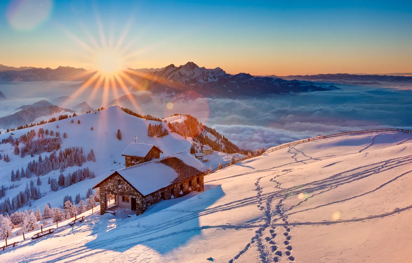 Фото обои зима, небо, солнце, снег, деревья, горы, туман, дома