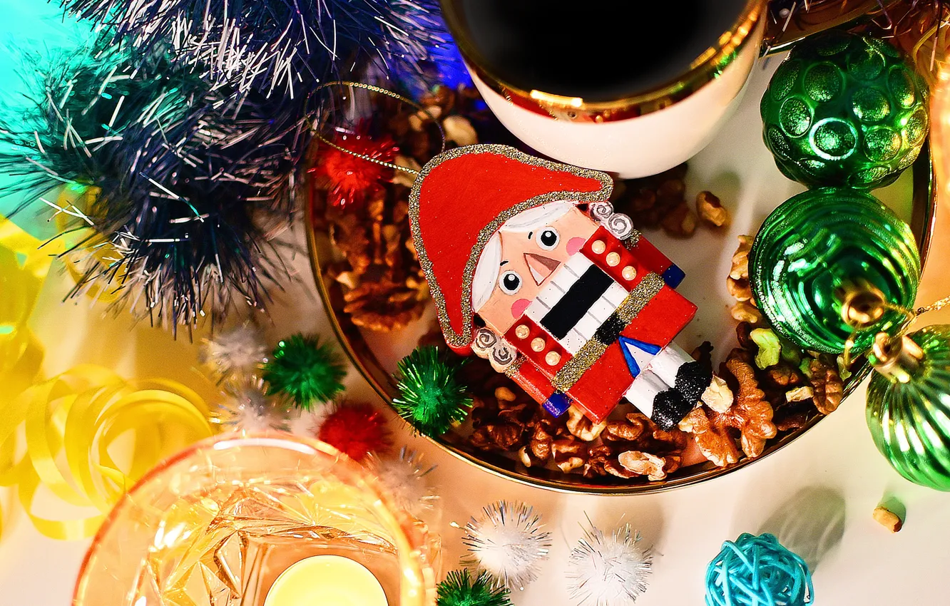 Фото обои шарики, праздник, бокалы, Рождество, кружка, Новый год, орехи, мишура