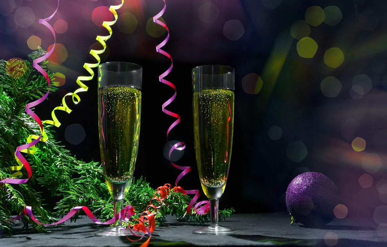 Фото обои праздник, игрушка, новый год, шар, ель, ветка, бокалы, ёлка
