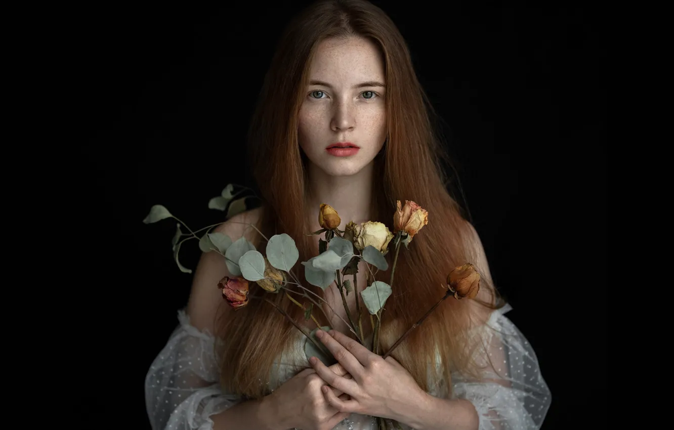 Фото обои взгляд, листья, девушка, цветы, лицо, портрет, розы, букет