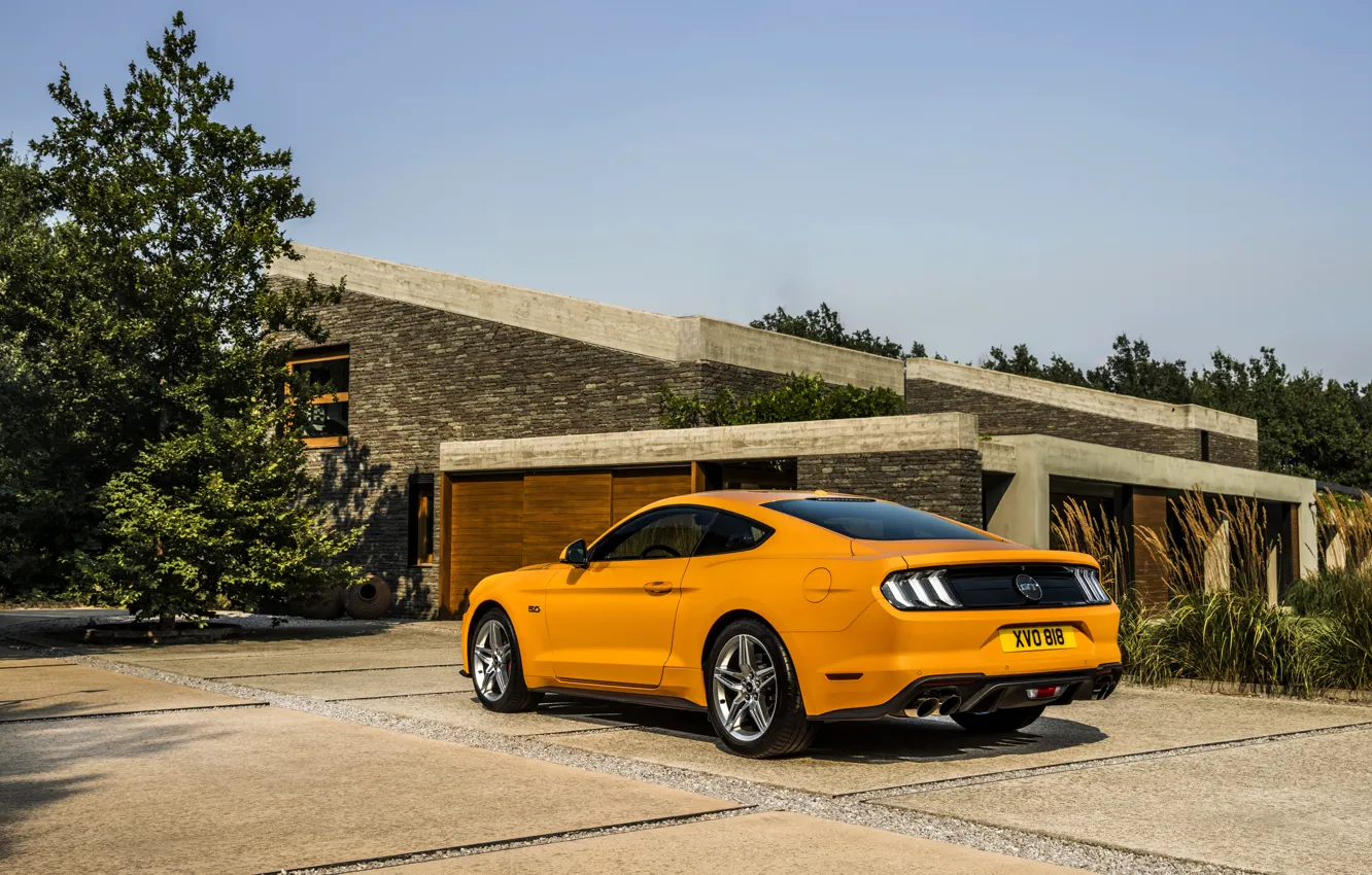 Фото обои оранжевый, Ford, стоянка, 2018, фастбэк, Mustang GT 5.0