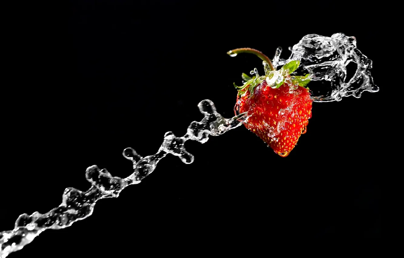 Фото обои полет, клубника, струя