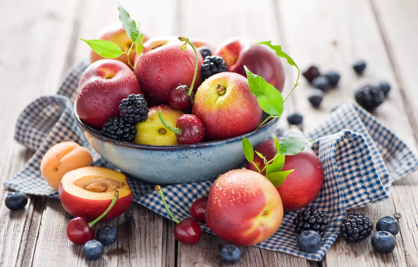 Фото обои лето, капли, вишня, ягоды, черника, тарелка, фрукты, натюрморт