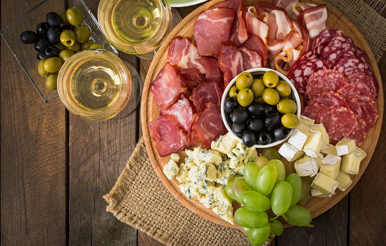 Фото обои вино, сыр, виноград, доска, оливки, колбаса, бекон