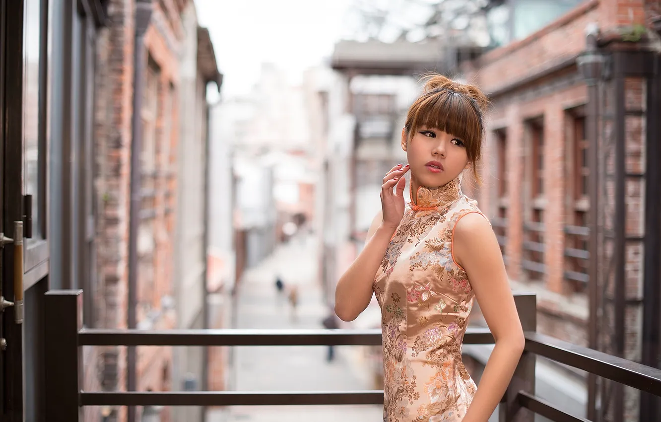 Фото обои город, платье, азиатка, жест