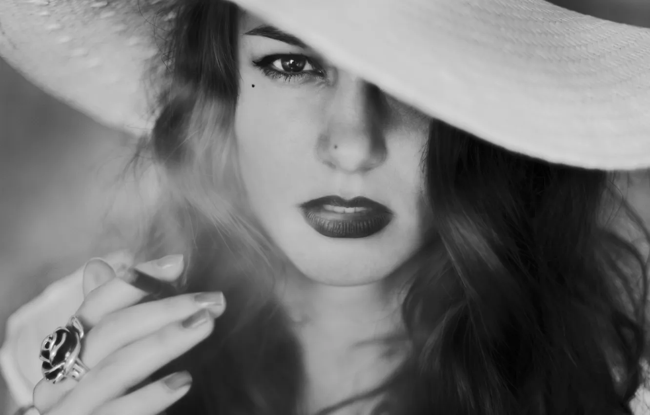Фото обои девушка, дым, шляпа, кольцо, сигарета, черно-белое