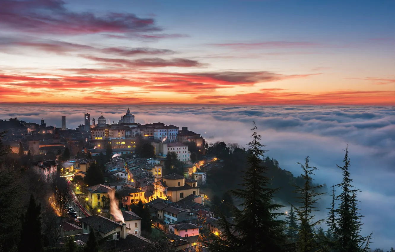 Фото обои Italy, Bergamo, Sea of fog surrounding Città Alta