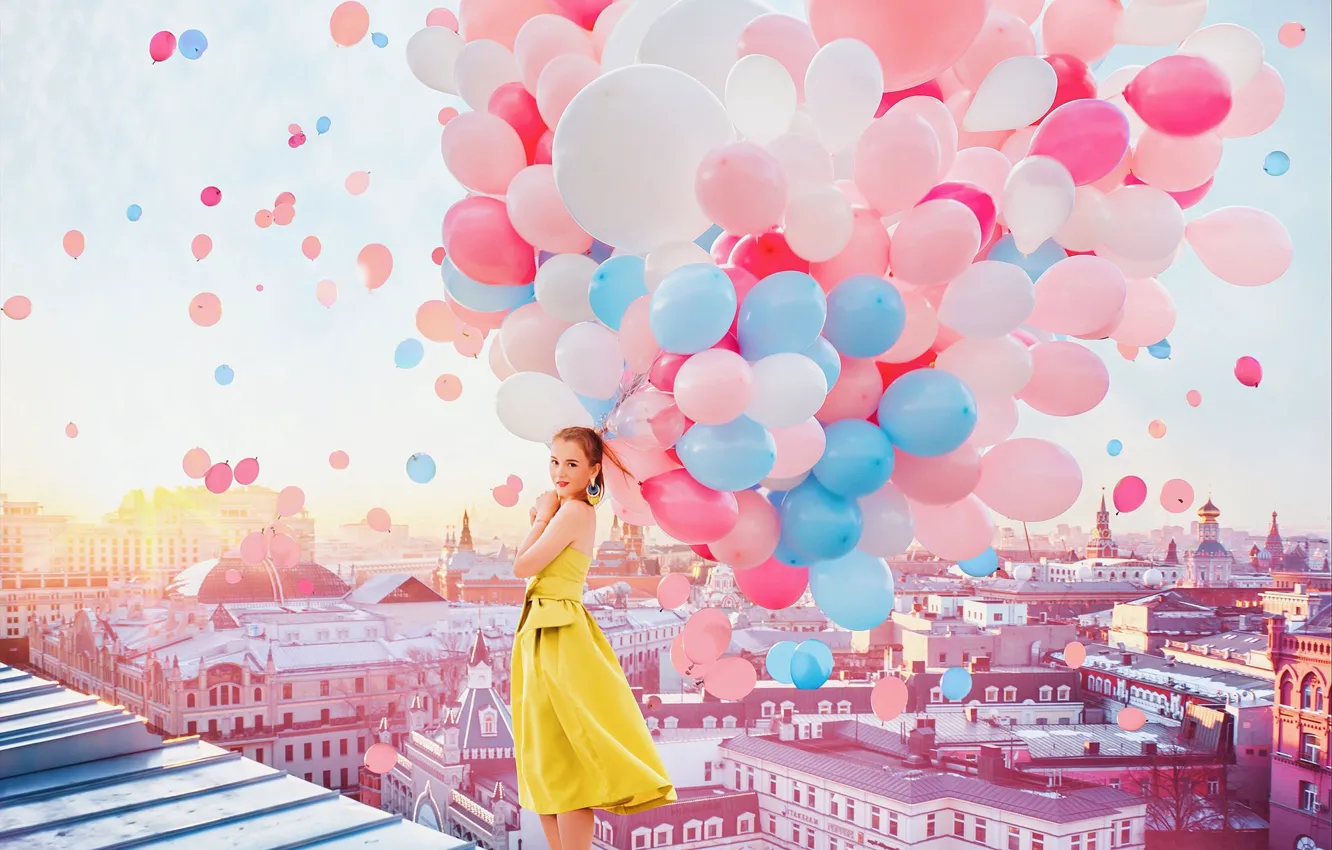 Фото обои девушка, шарики, воздушные шары, настроение, дома, платье, Москва, разноцветные