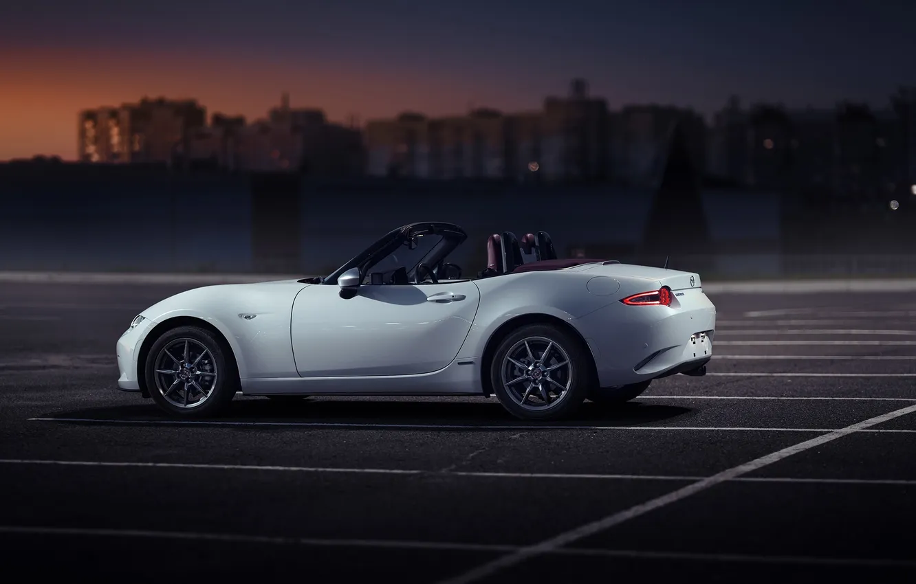 Фото обои родстер, ночной город, вид сбоку, площадка, Mazda mx-5
