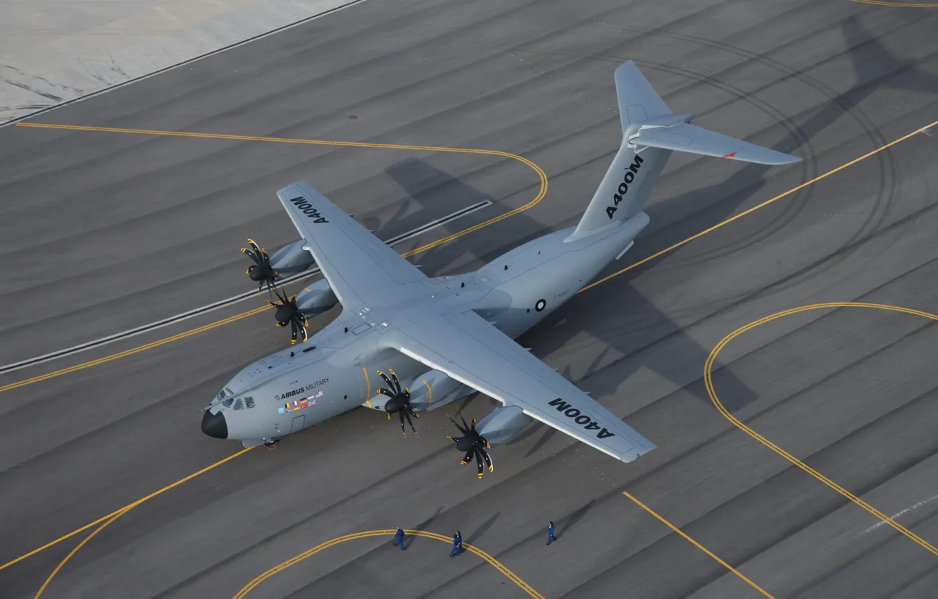 Фото обои ВПП, A400М, Airbus A400M Atlas, Военно-транспортный самолёт, Airbus Military
