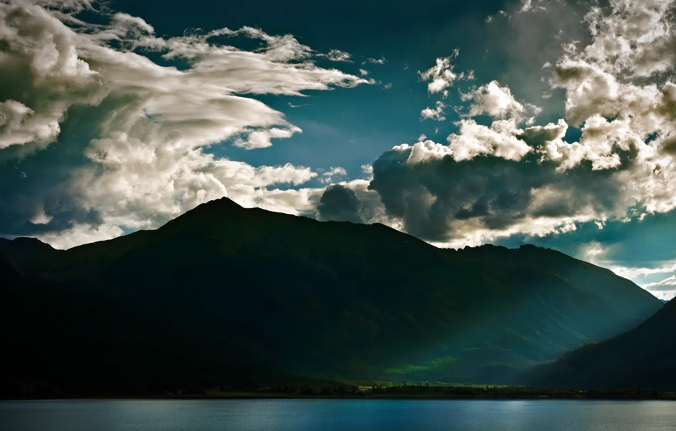 Фото обои море, вода, облака, лучи, свет, горы, озеро, фото