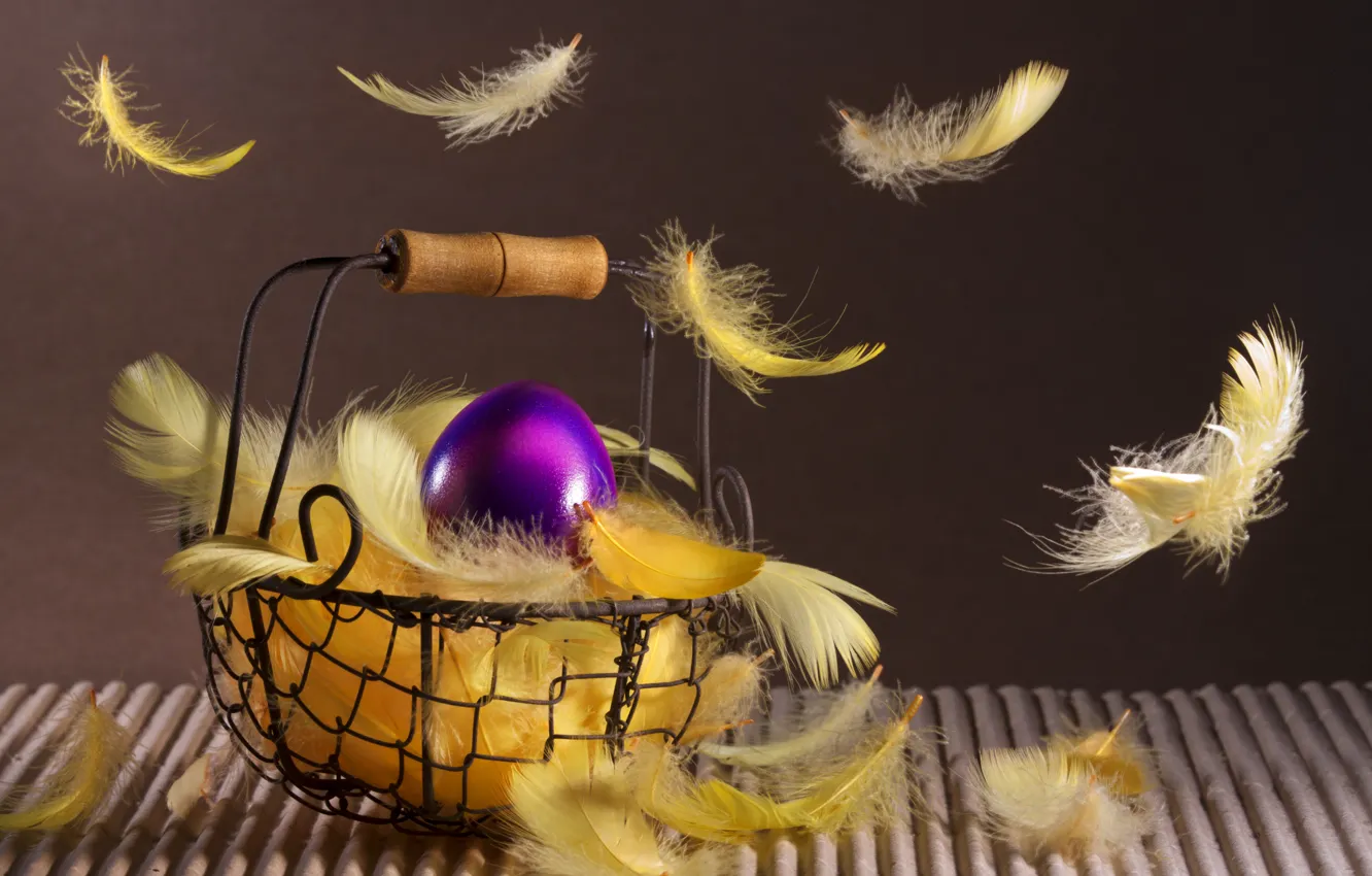 Фото обои праздник, корзина, яйца, весна, перья, Пасха, корзинка, Easter