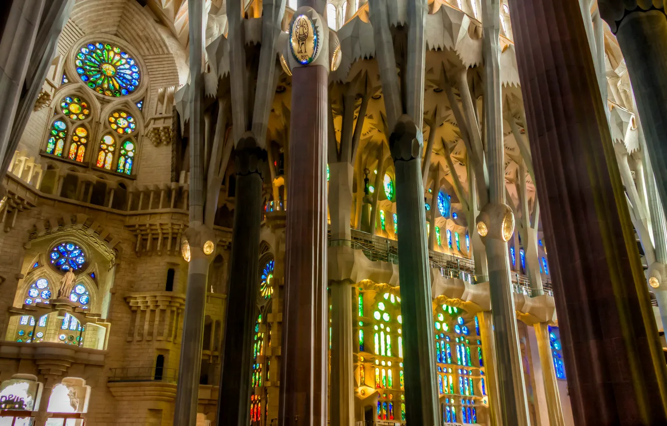 Фото обои колонны, витражи, Испания, религия, Барселона, Храм Святого Семейства