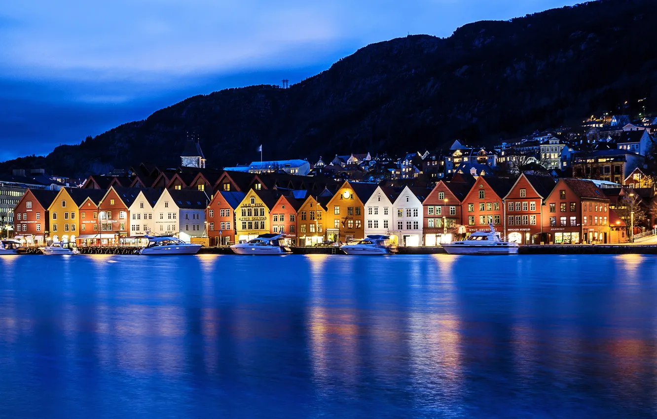 Фото обои ночь, город, огни, здания, дома, лодки, Норвегия, гавань