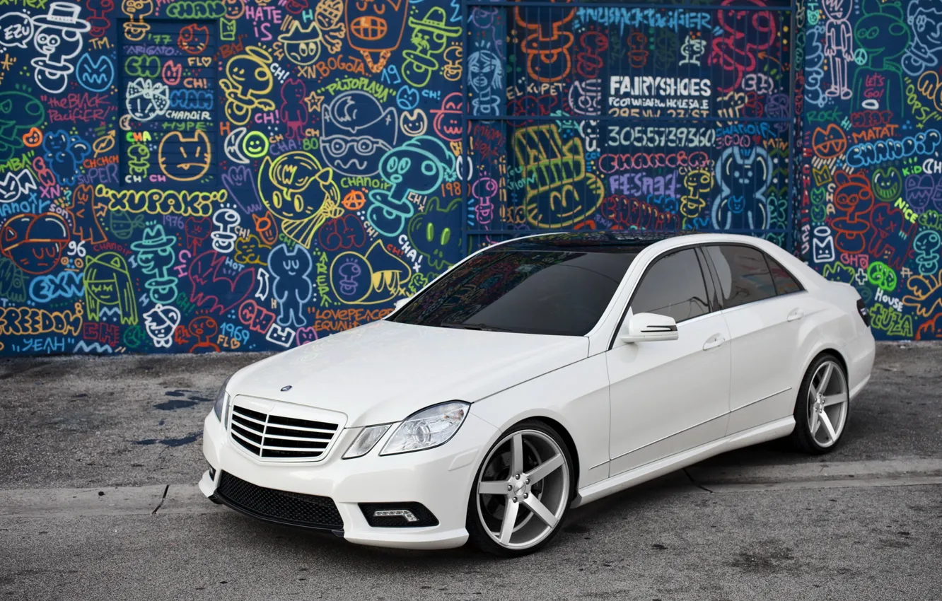 Фото обои белый, граффити, тюнинг, Mercedes, передок, тонировка, E Class