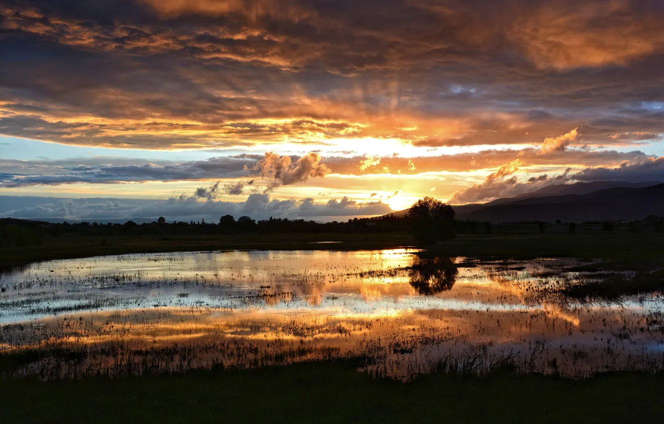 Фото обои солнце, облака, лучи, закат, озеро, болото, вечер, после дождя