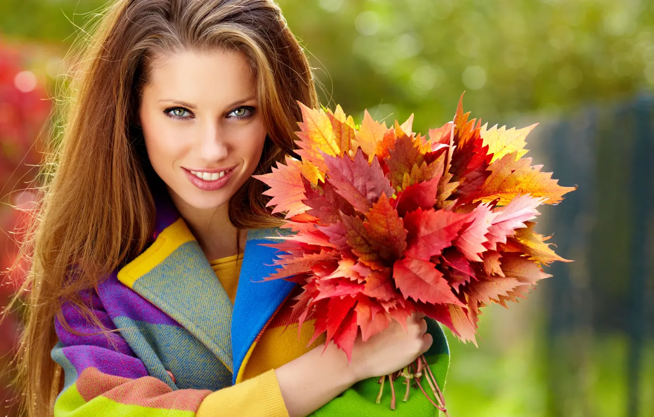 Фото обои осень, листья, девушка, улыбка, волосы, шатенка, пальто, длинные