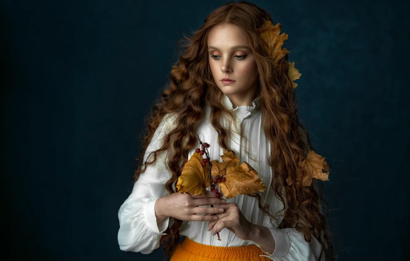 Фото обои осень, листья, девушка, поза, фон, настроение, руки, рыжая
