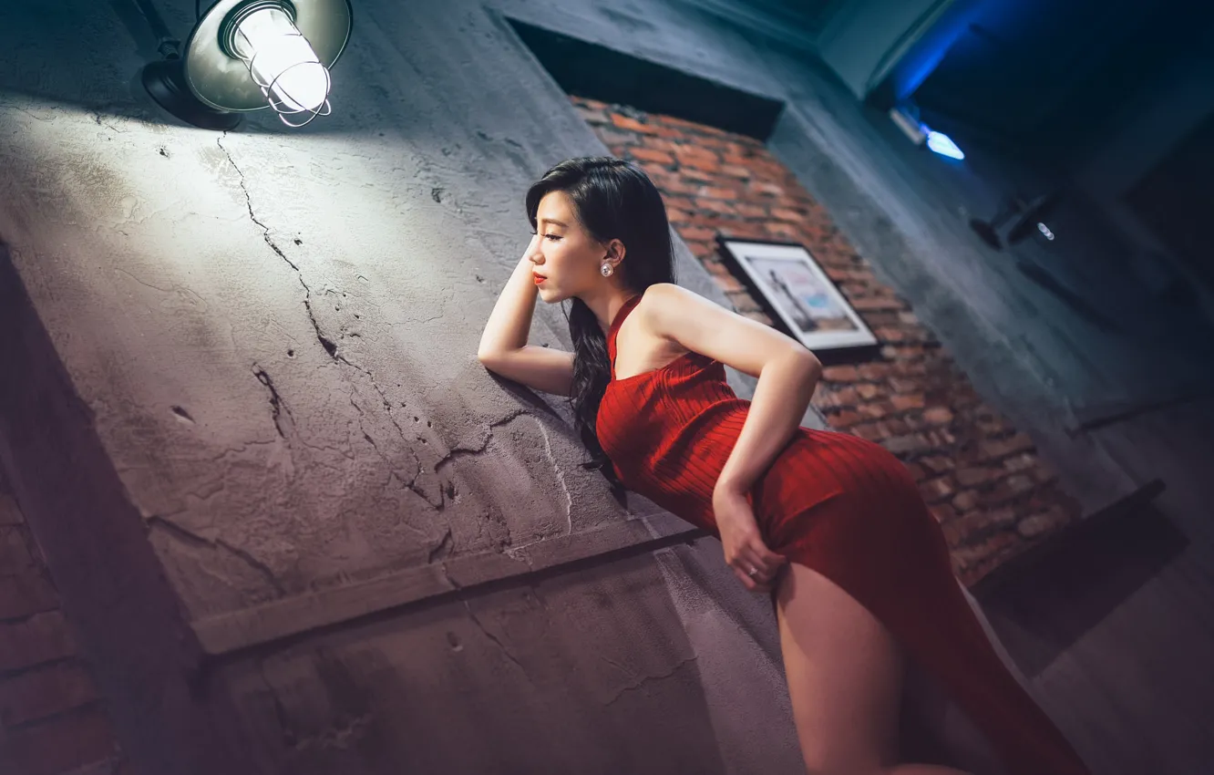 Фото обои лицо, улица, волосы, лампа, вечер, фигура, платье
