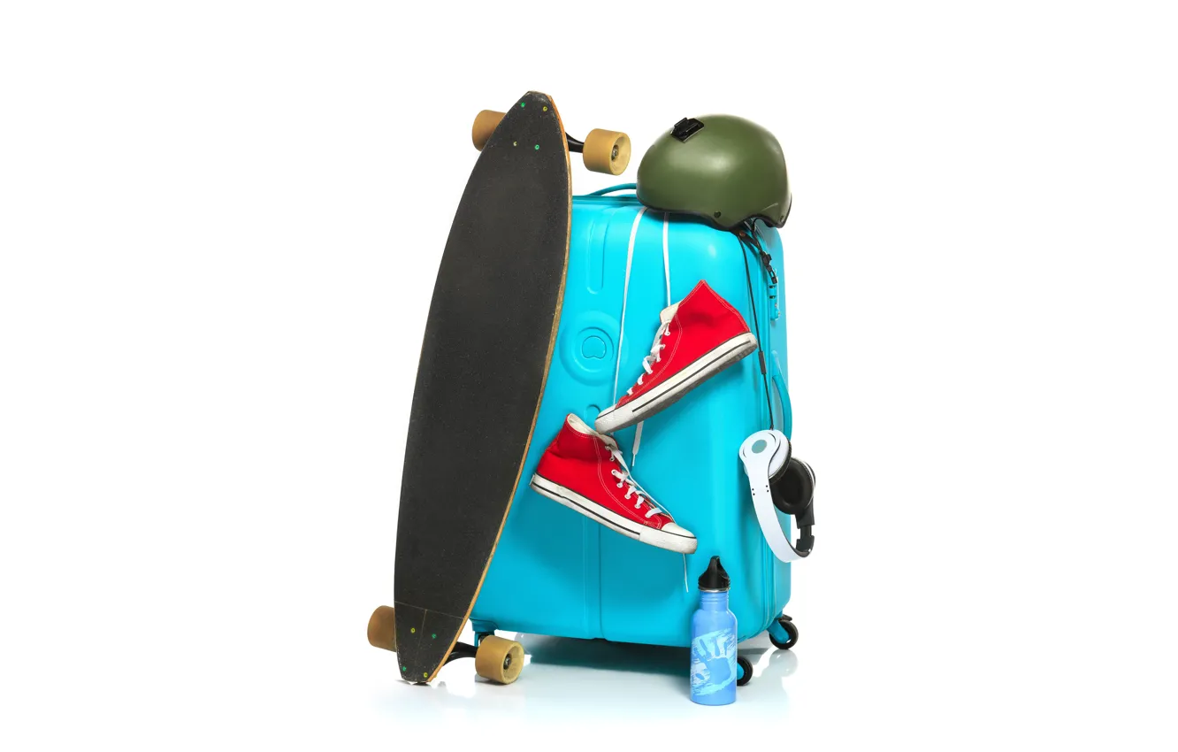 Фото обои кеды, наушники, белый фон, шлем, чемодан, доска, скейт, скейтборд