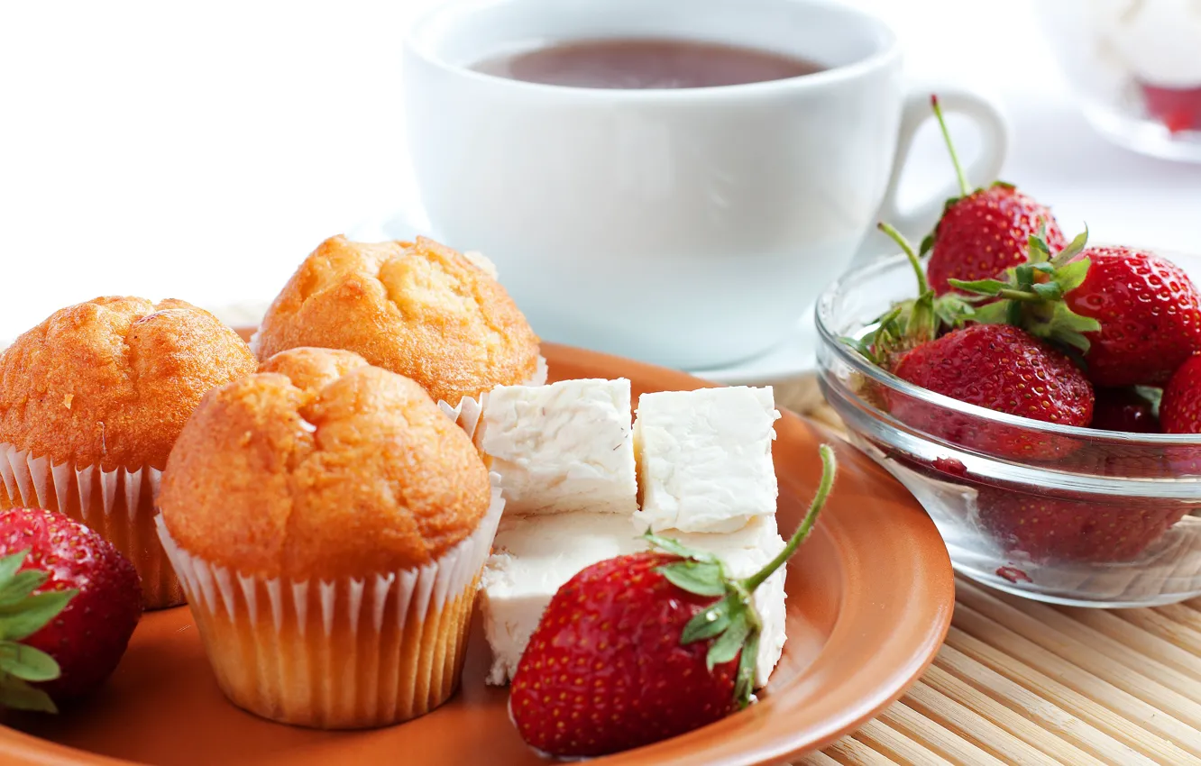 Фото обои ягоды, чай, клубника, тарелка, чашка, напиток, блюдце, кексы