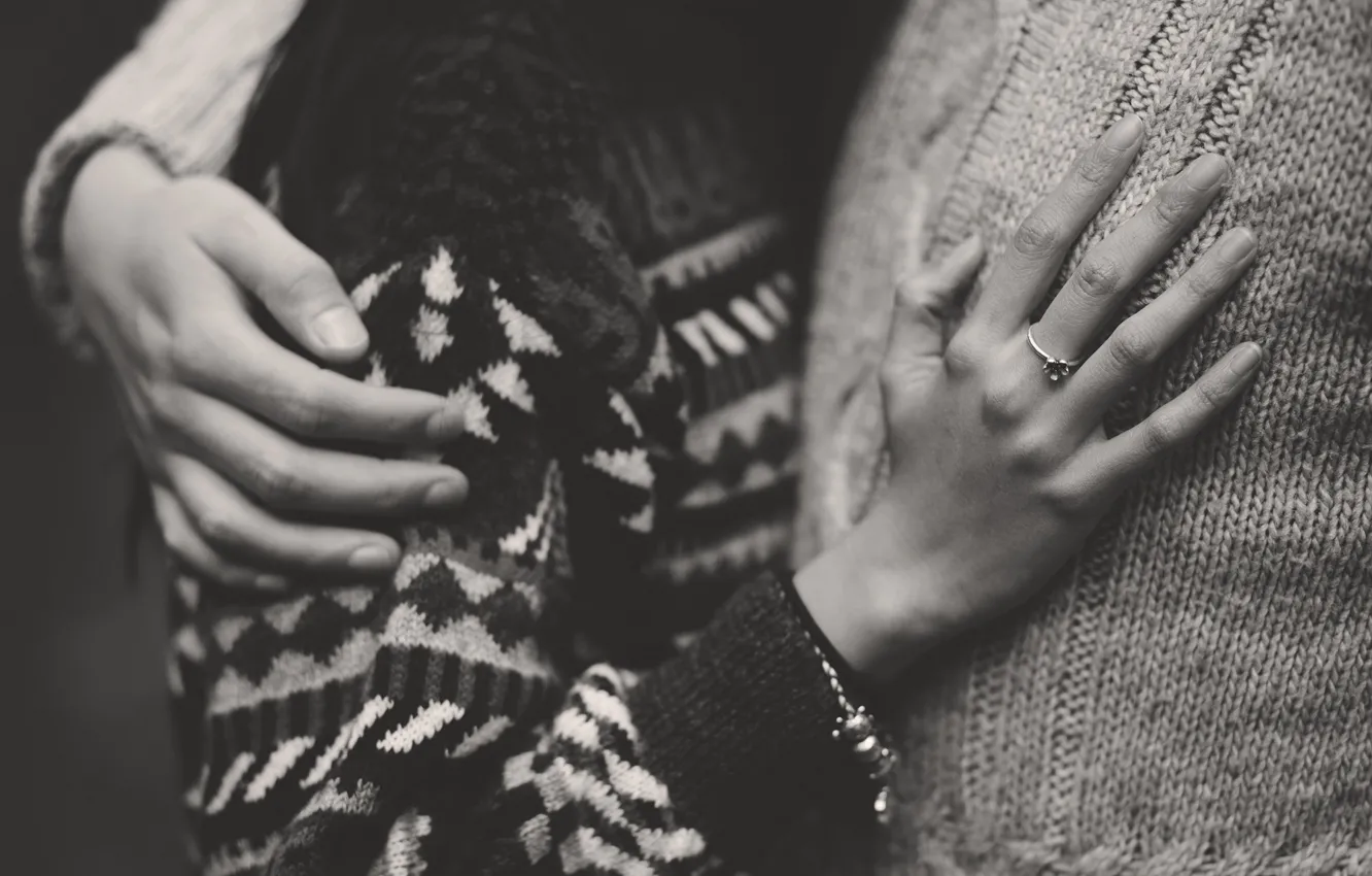 Фото обои девушка, руки, кольцо, черно-белое, мужчина, влюбленные