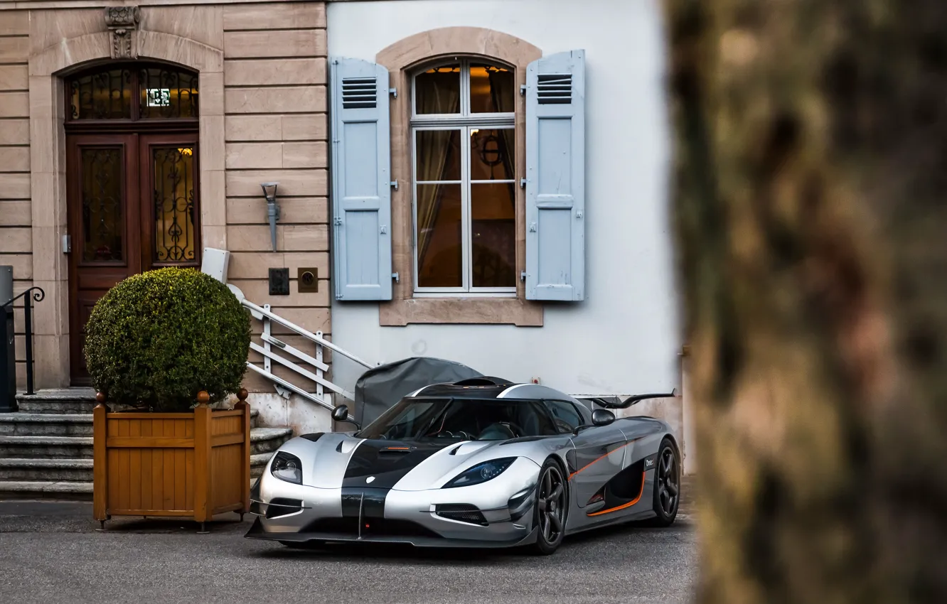 Фото обои Koenigsegg, house, tree, One1