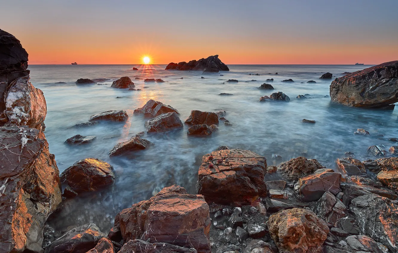 Фото обои море, небо, солнце, лучи, пейзаж, закат, природа, камни