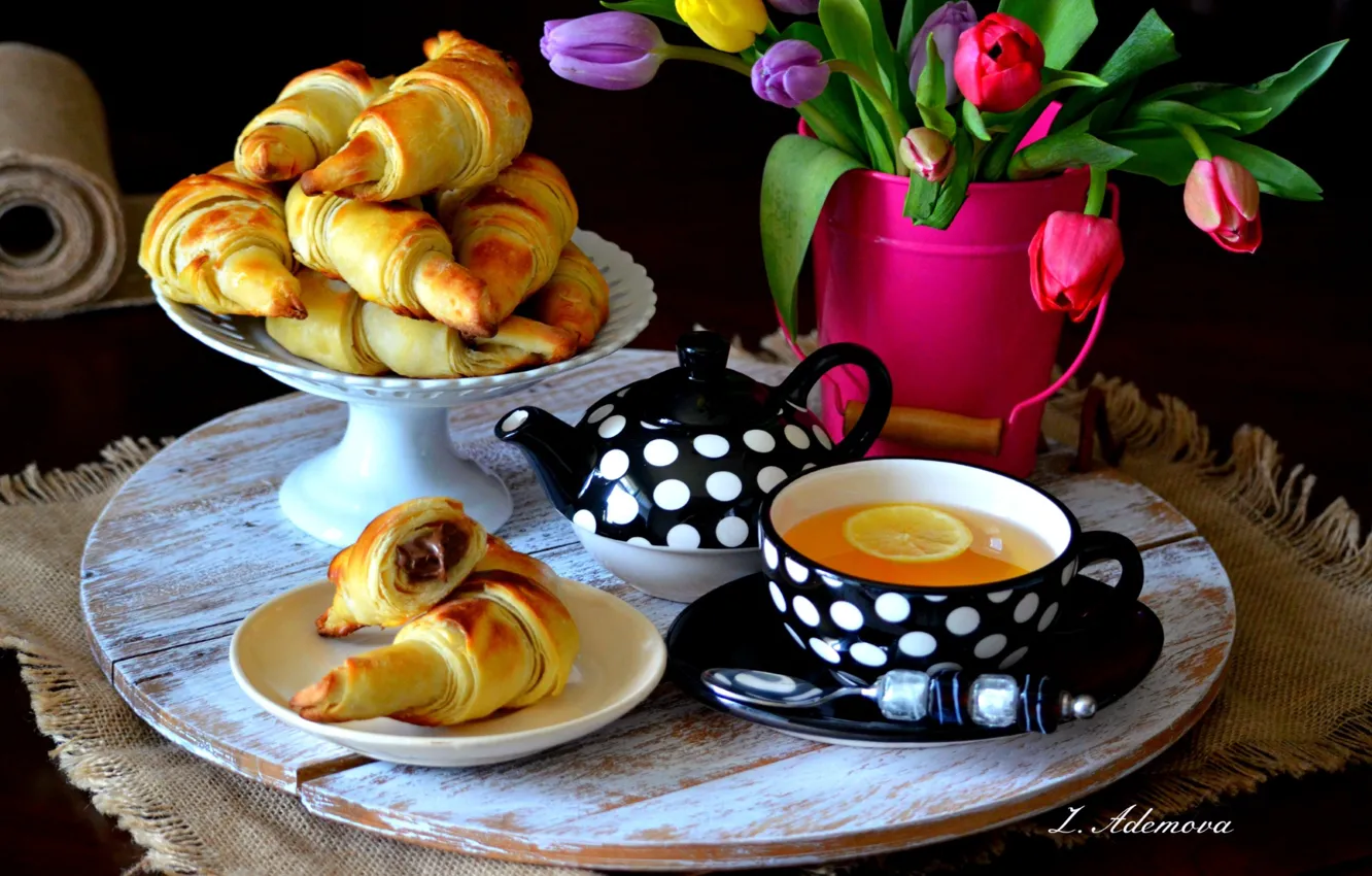 Фото обои лимон, чай, тюльпаны, рогалики