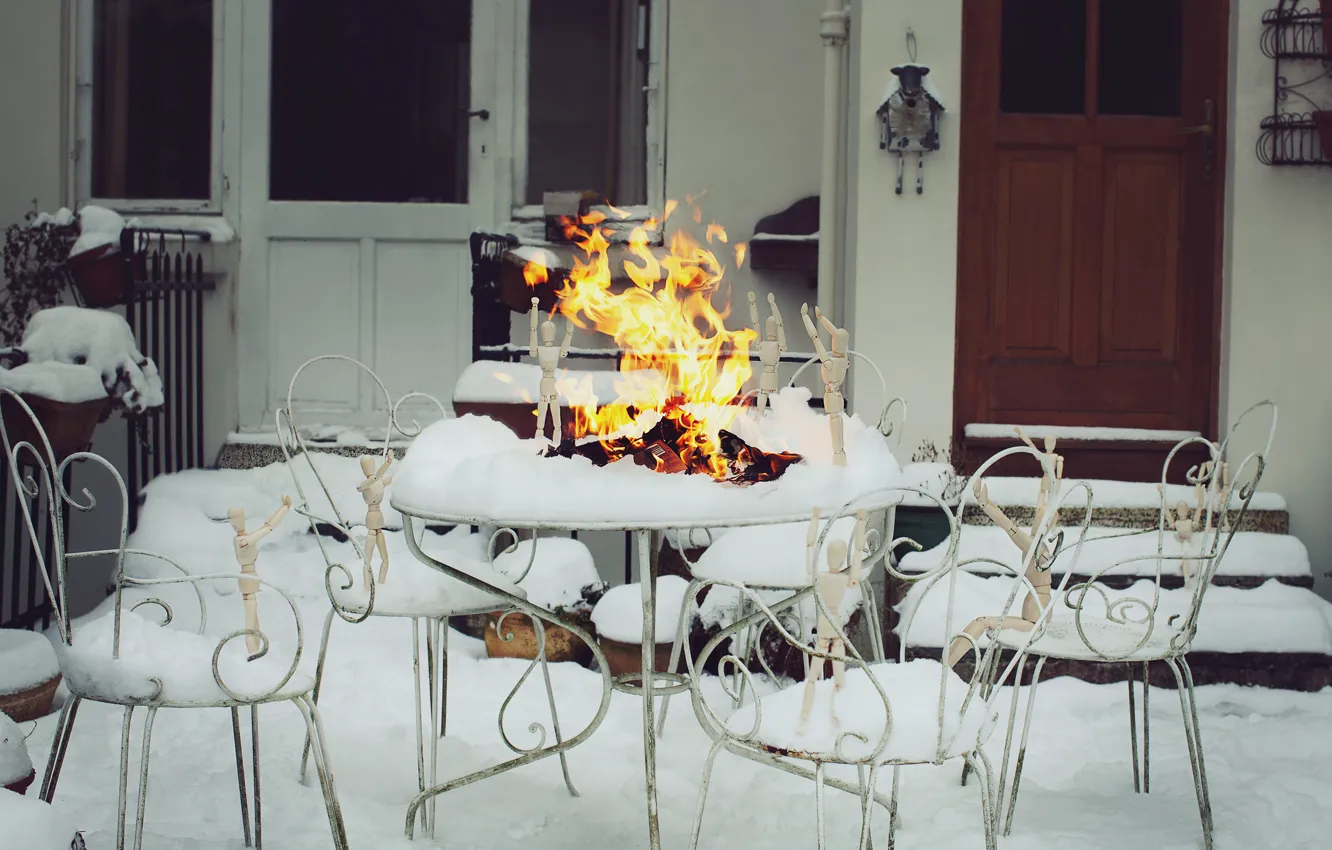 Фото обои зима, снег, огонь, человек, человечки, костер, фотограф, деревянный