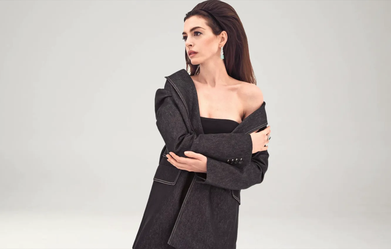 Фото обои поза, актриса, брюнетка, красивая, пальто, фотосессия, Anne Hathaway, Энн Хэтэуэй