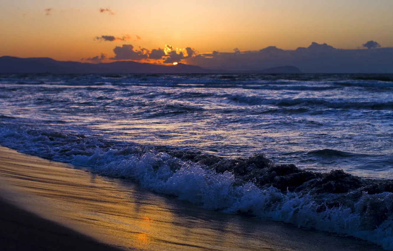 Фото обои песок, море, волны, пляж, небо, вода, солнце, облака