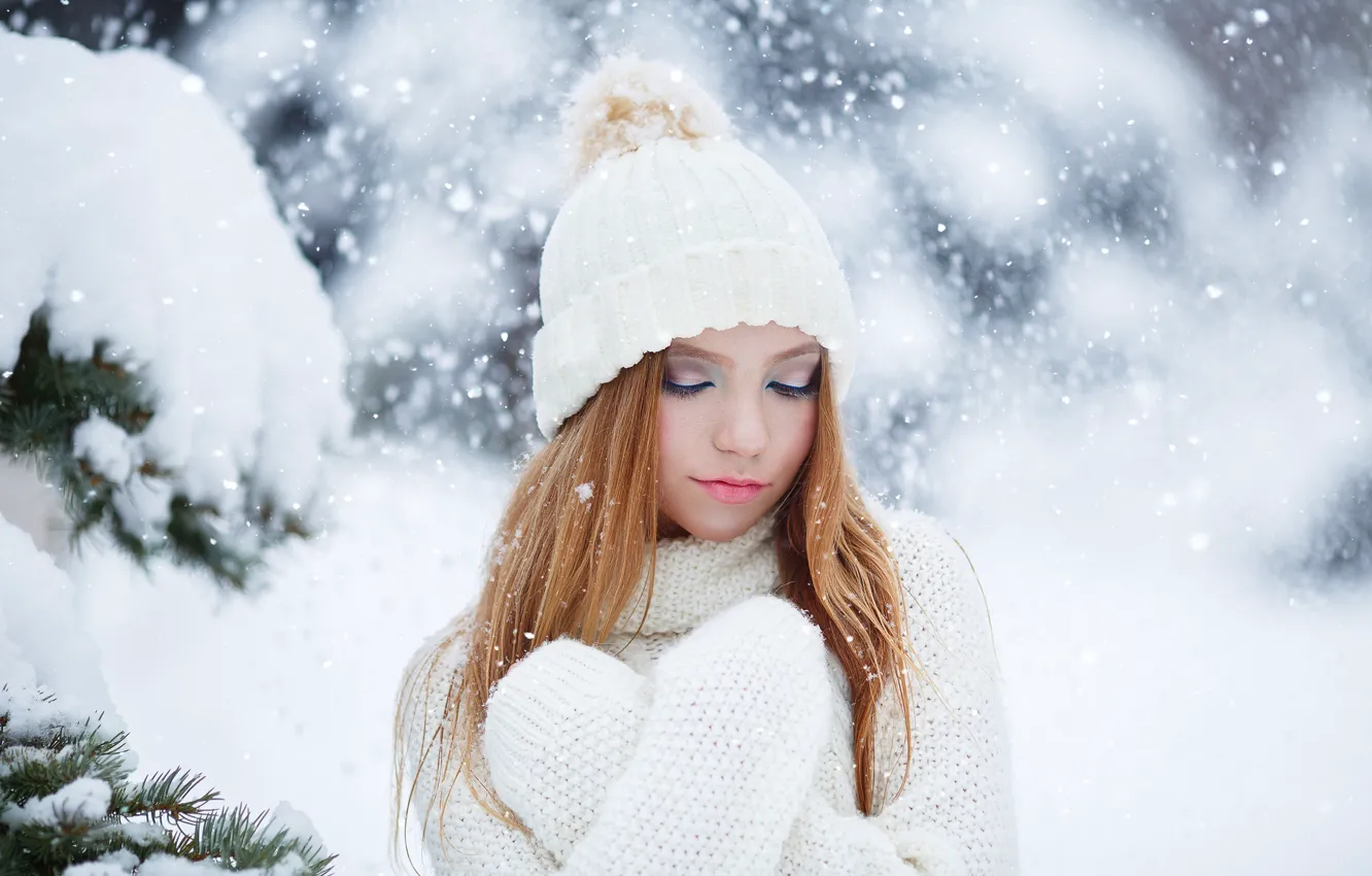 Фото обои зима, девушка, снег, лицо, шапка, волосы, макияж, холодно