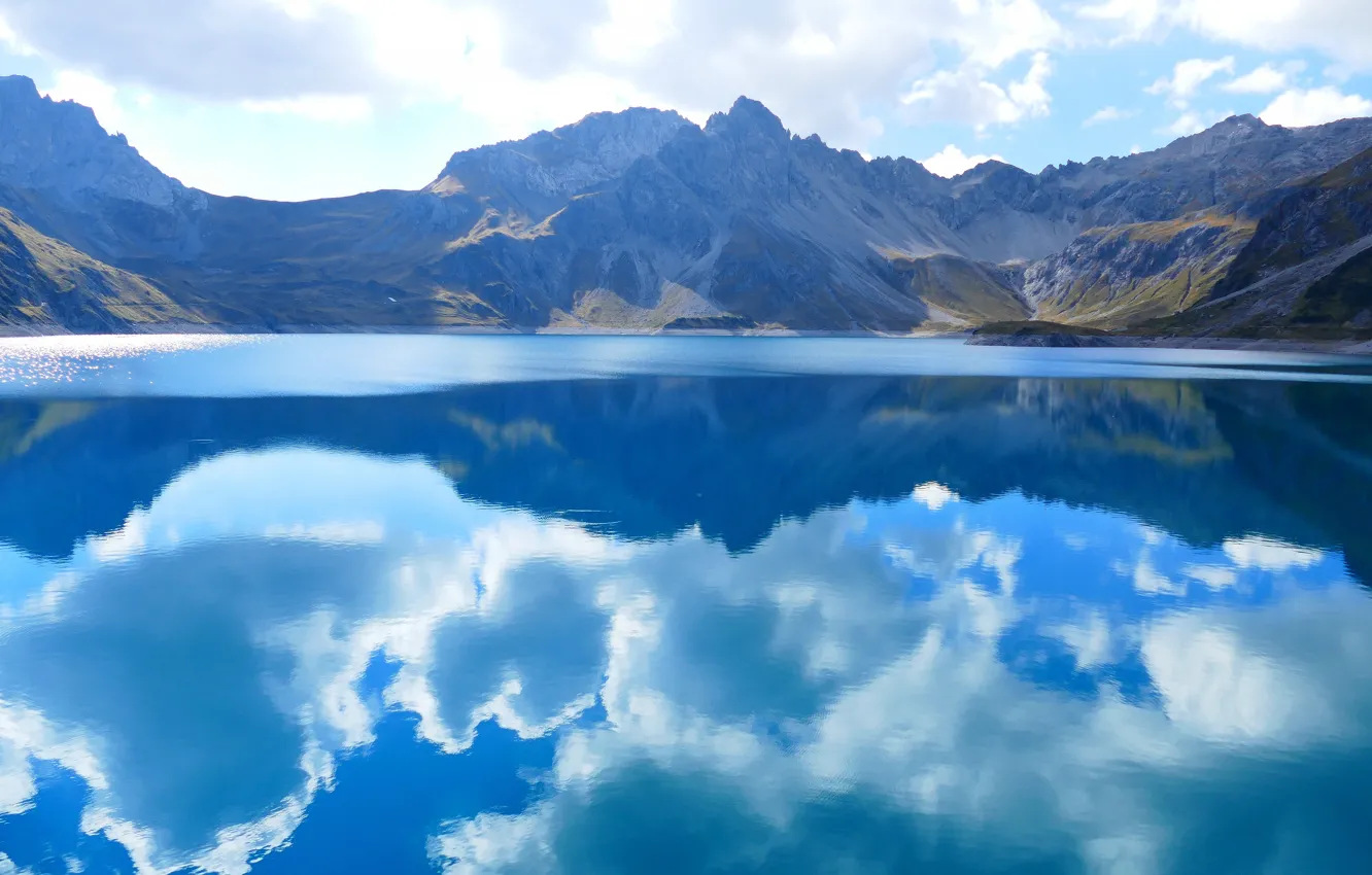 Фото обои небо, облака, горы, отражение, водоем, голубые тона