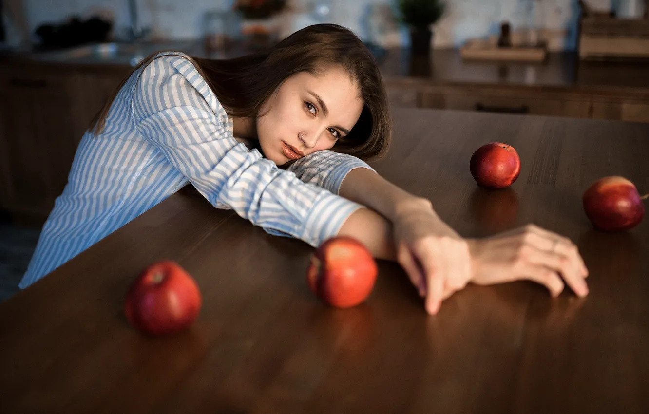 Фото обои взгляд, девушка, лицо, яблоки, руки, Алексей Осипкин, Татьяна Шавыкина