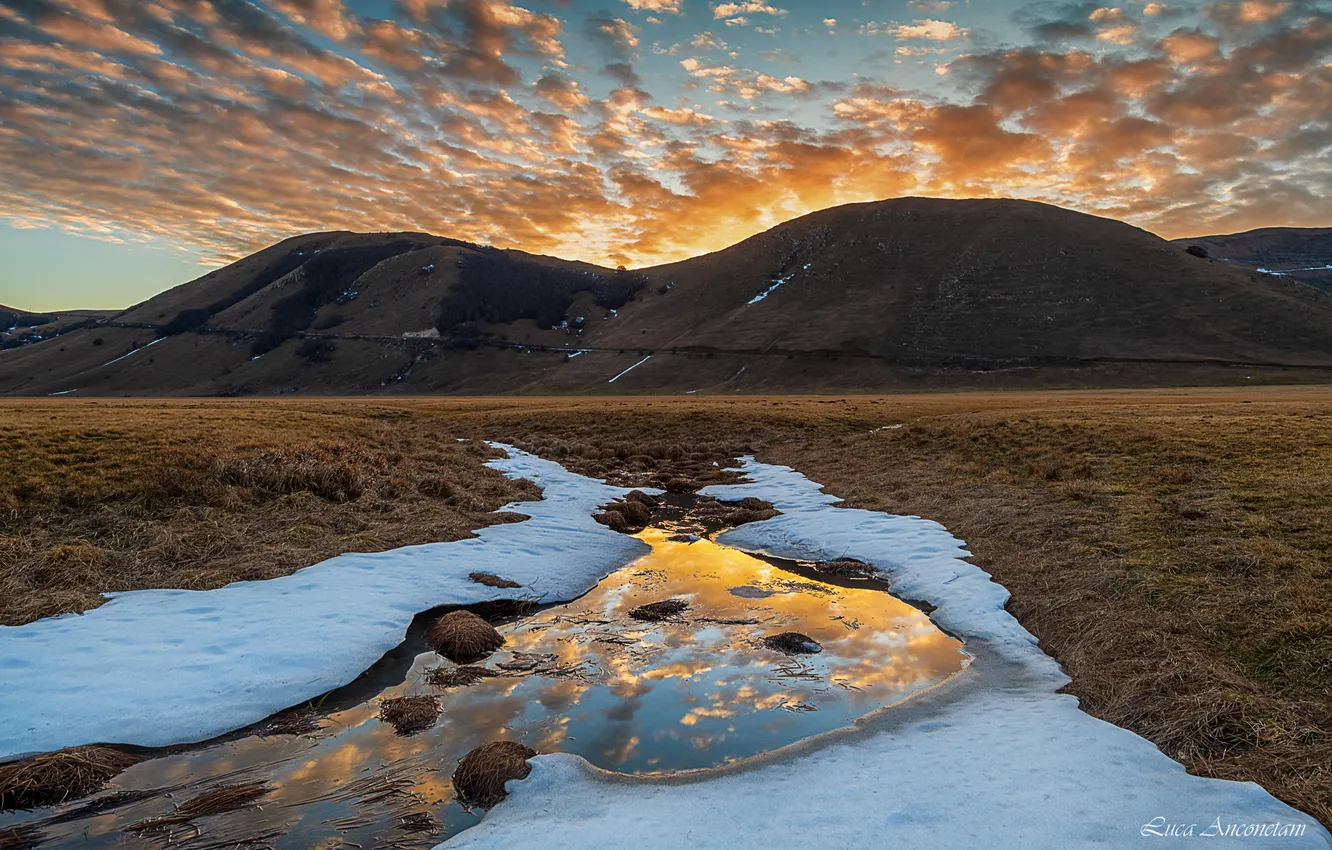 Фото обои облака, снег, горы, долина, Anconetani Luca, Last lights at Castelluccio
