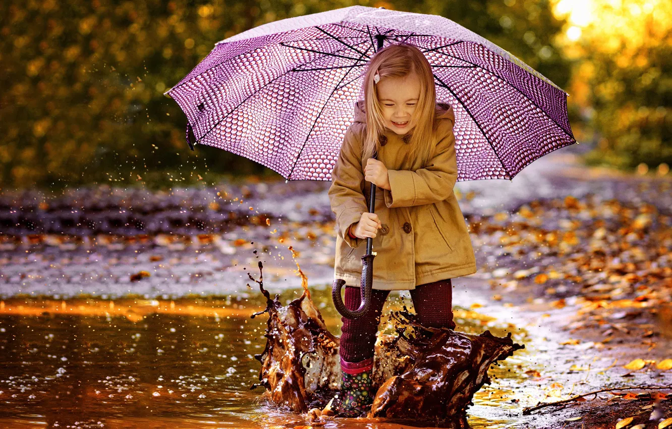 Фото обои осень, радость, брызги, природа, зонт, лужа, грязь, девочка