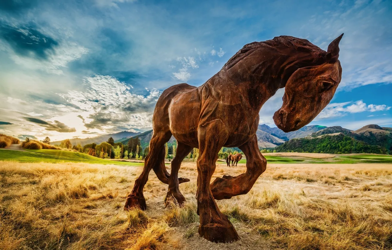 Фото обои поле, небо, трава, облака, горы, природа, лошадь, скульптура