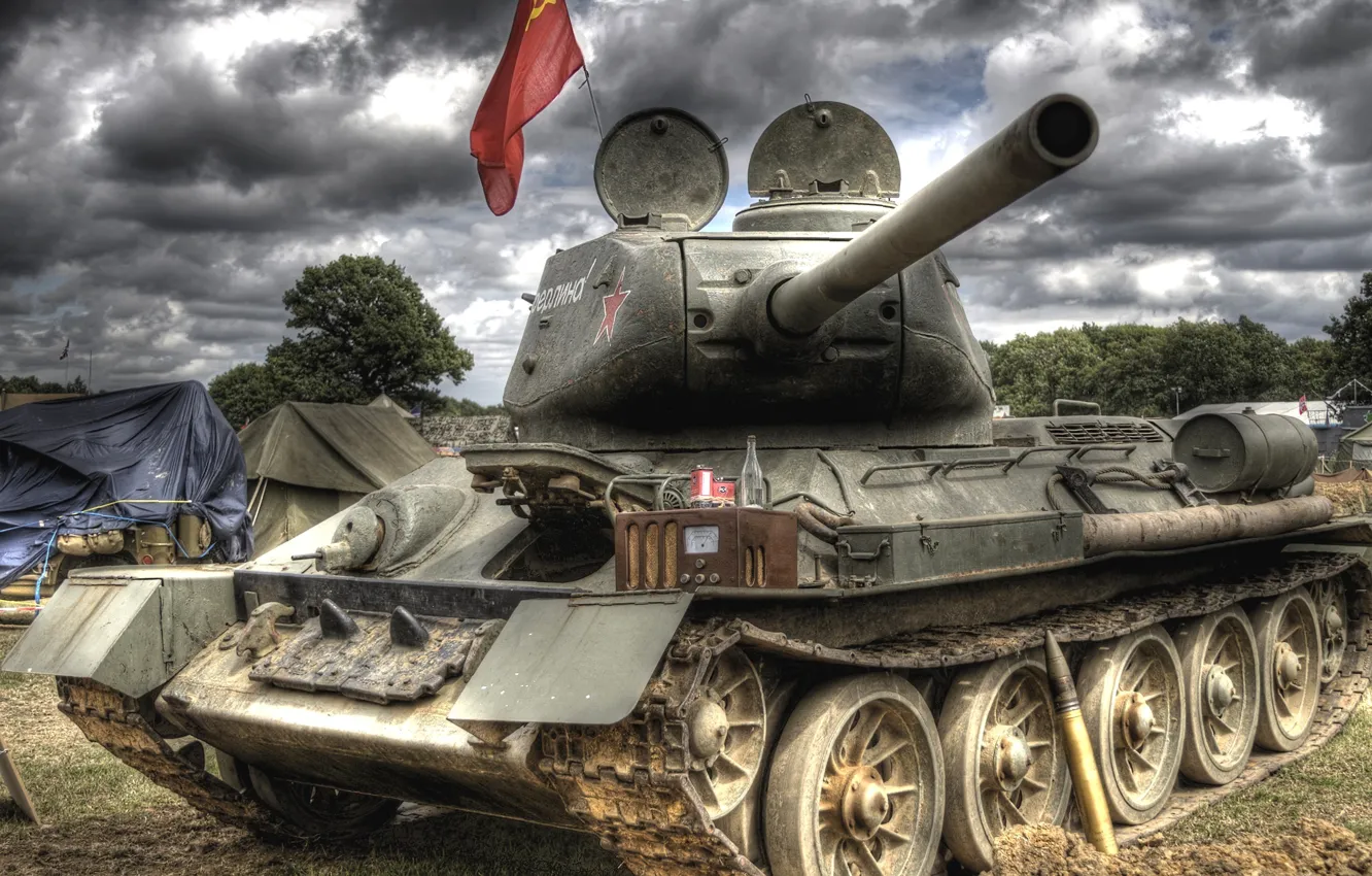 Фото обои небо, тучи, танк, ствол, знамя, снаряд, советский, средний
