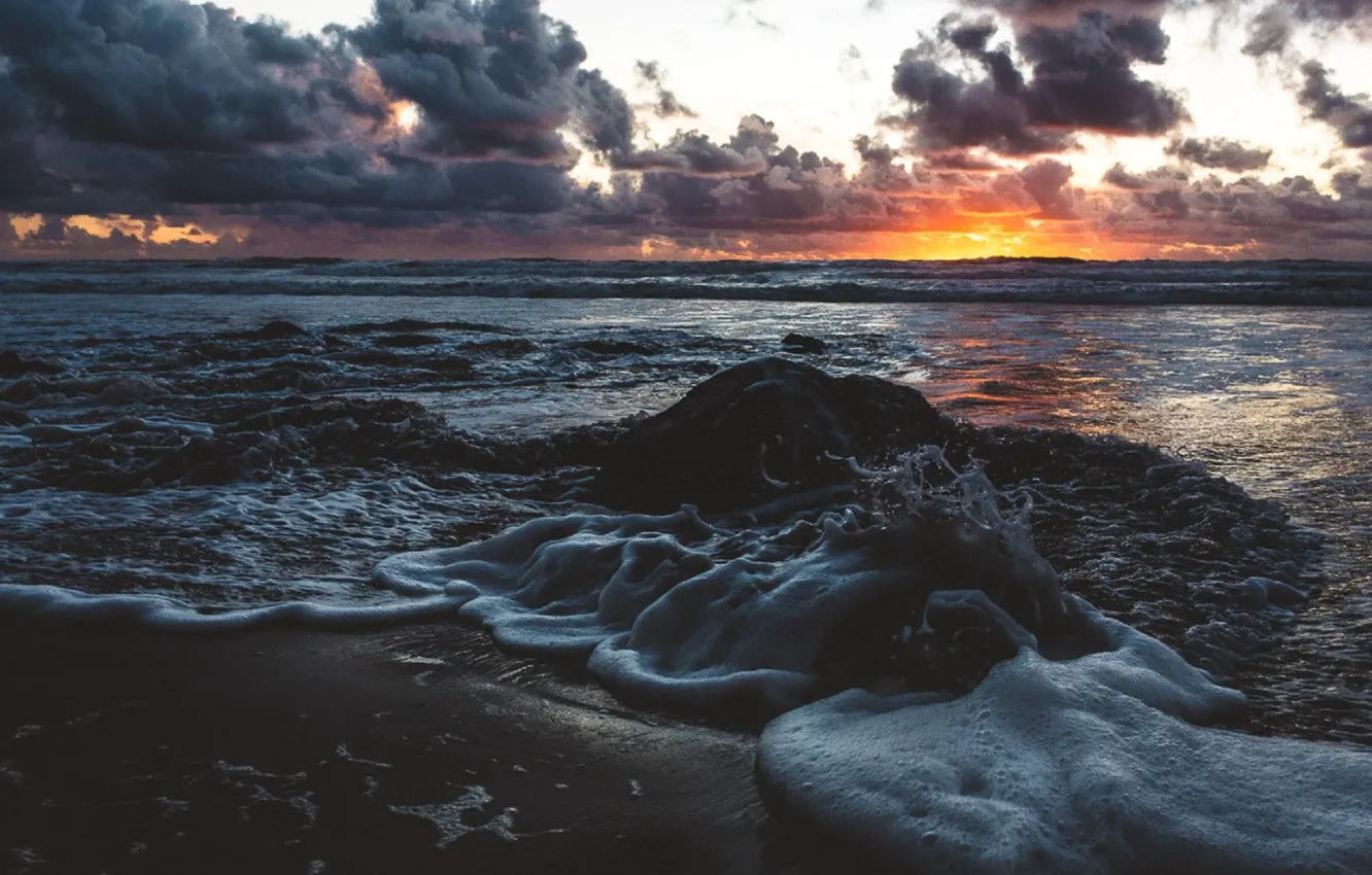 Фото обои море, солнце, закат, волна, рыжий