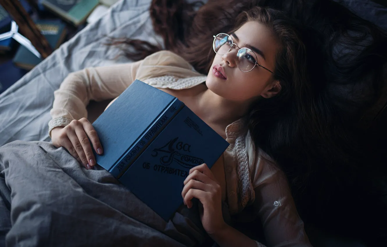 Фото обои девушка, настроение, очки, книга, Sergey Fat, Сергей Жирнов, Майя Шахназарова