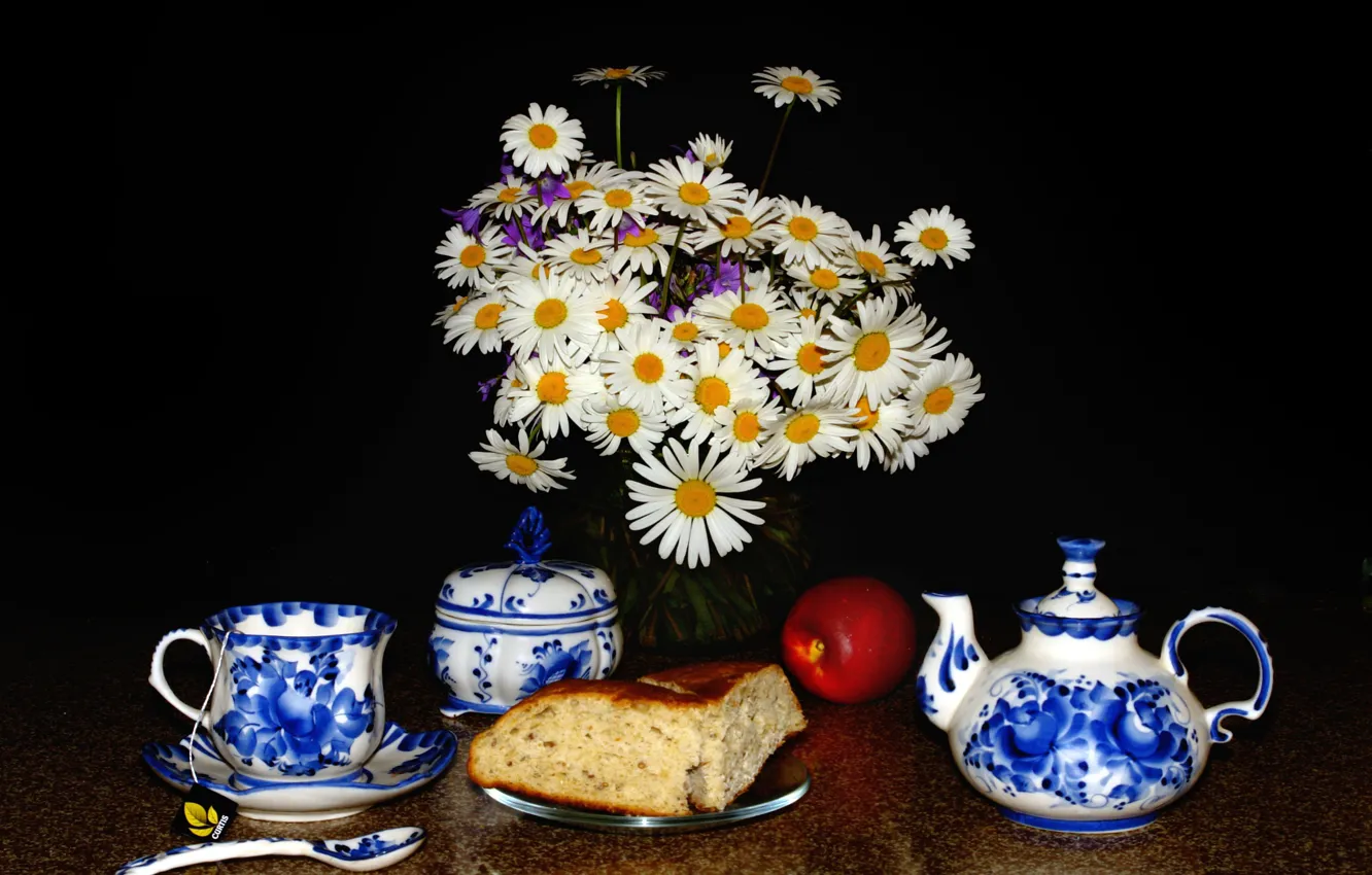 Фото обои цветы, стол, яблоко, ромашки, ложка, чашка, ваза, черный фон